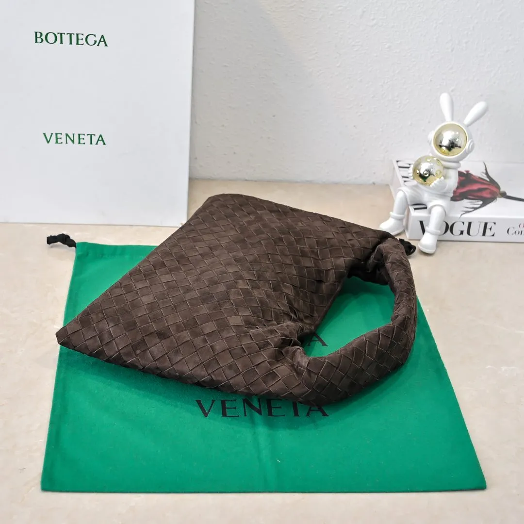 Batch 1860 #Bv new small HOP bag-nubuck leather is here! The bag body and handles are made of a whole piece of woven leather. The bag body is soft and lazy. Hop symbolizes the praise of innovation and eternal craftsmanship [love]. The pyramid silhouette combines practicality and fashion. It is modern and casual. The double-sided closure design of the bag mouth is more convenient and safe! The cowhide texture also makes the bag more wear-resistant and durable. A must-have for fashionable ladies who like minimalism yet comfortable and casual! Size: 41x20.5x7.5, Model: 3966#一